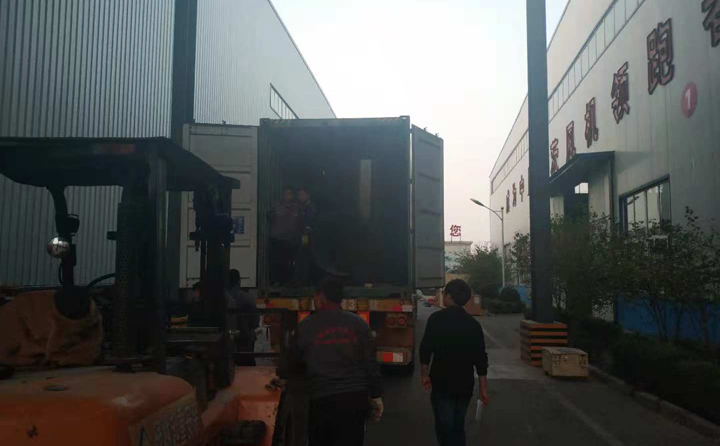 鋸末香蕉视频毛片正在裝車，準備發往塔桑尼亞