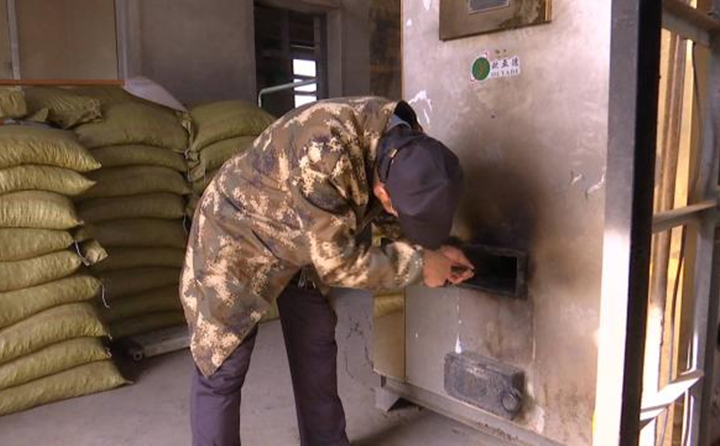 91香蕉APP在线下载在店子鄉政府鍋爐房看到，鍋爐內正在使用生物質顆粒燃料加熱取暖。店子鄉工作人員告訴91香蕉APP在线下载，生物質燃料與傳統的煤炭相比，十分的環保方便。