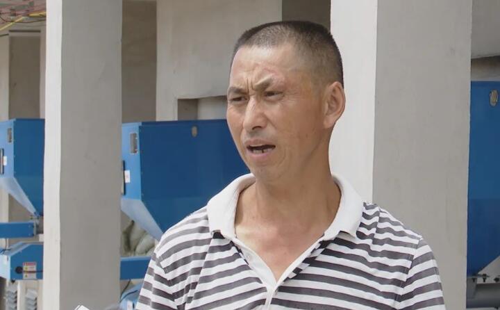 煙農代興祥說：“生物質燃料烤煙用起來比原煤要方便的多，像以前燒原煤時，每天晚上都要起來添煤，如今這個烤房隻要把箱子裏麵加滿，它基本上可以管四個小時，現在91香蕉APP在线下载一個人可以燒十幾間烤房，人工這方麵要節約很多。”