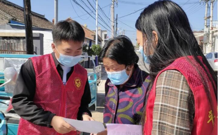 9月2日，鎮裏的工作人員正在給村民宣傳生物質清潔取暖的好處，從經濟、環保、安全、高效、便捷等方麵向群眾詳細介紹，並向現場群眾和過往行人發放《生物質顆粒爐具政策解讀及安裝明白紙頁》，對群眾關心關注的問題進行答疑解惑。