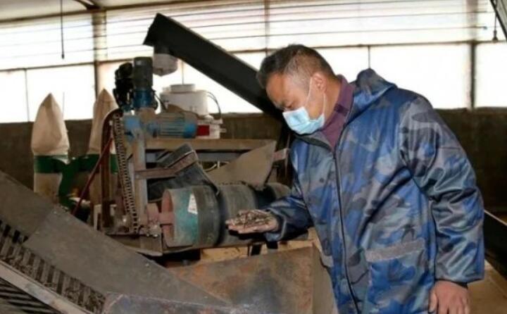 公司日產生物質顆粒燃料15噸，滿負荷生產可達30噸，主要銷往縣內洗滌廠、豆腐廠、桑拿房等。